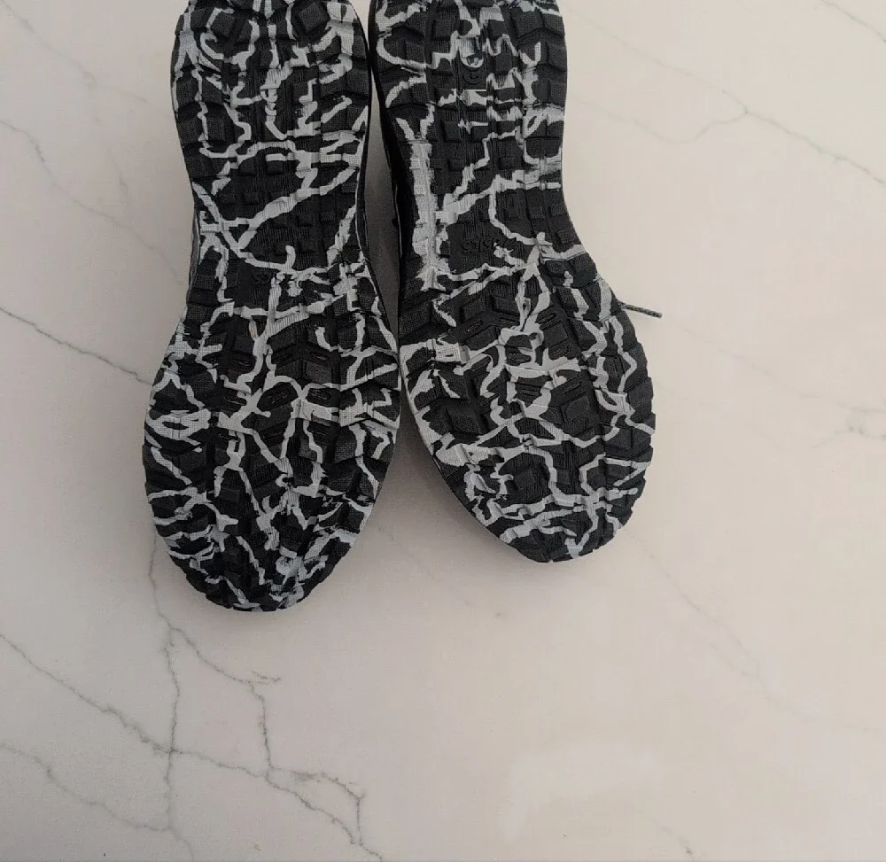 ASICS Men’s Black and Gray Athletic Running Shoes - Picture 7 of 8